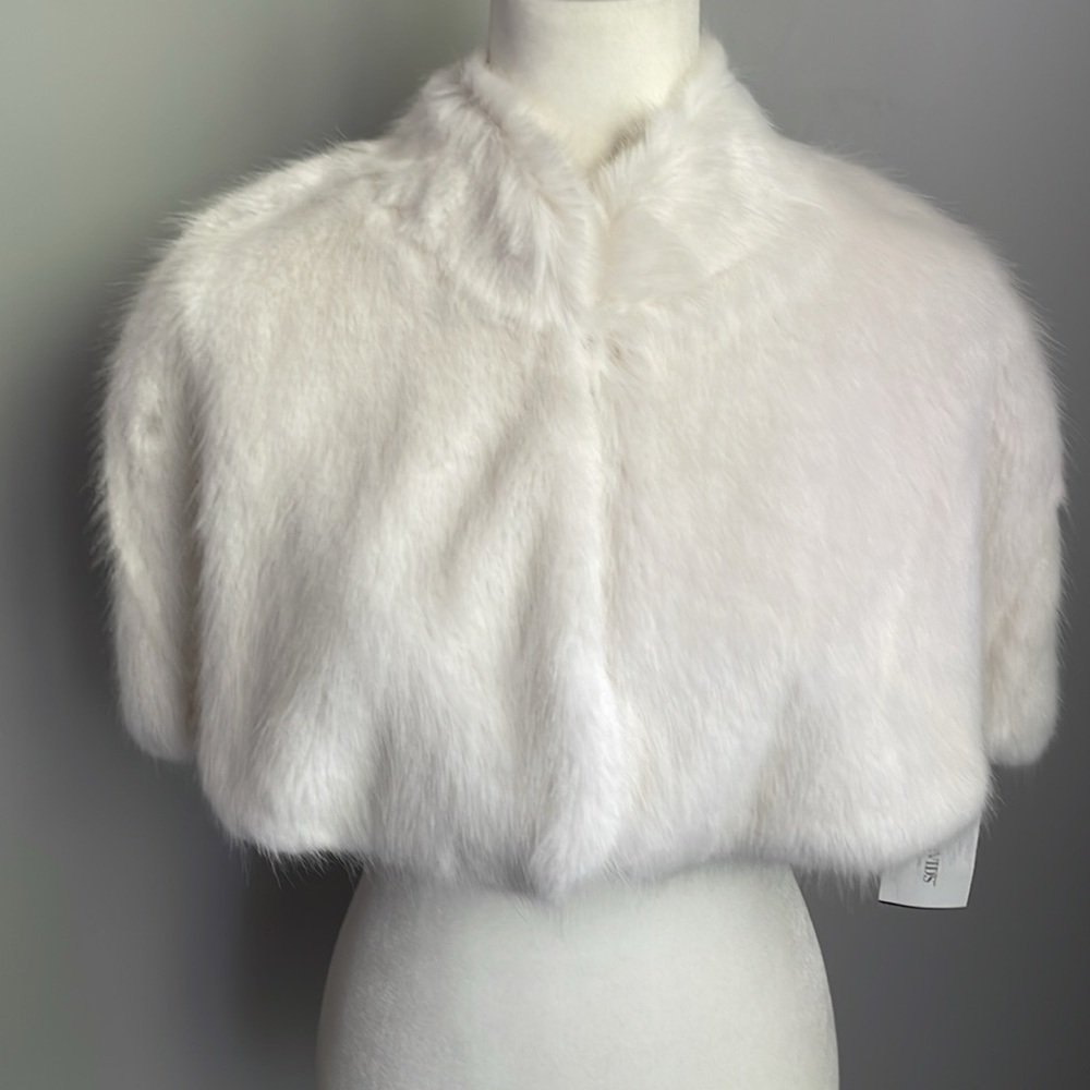 David’s Bridal Ivory Faux Fur Capelet Size M/L
